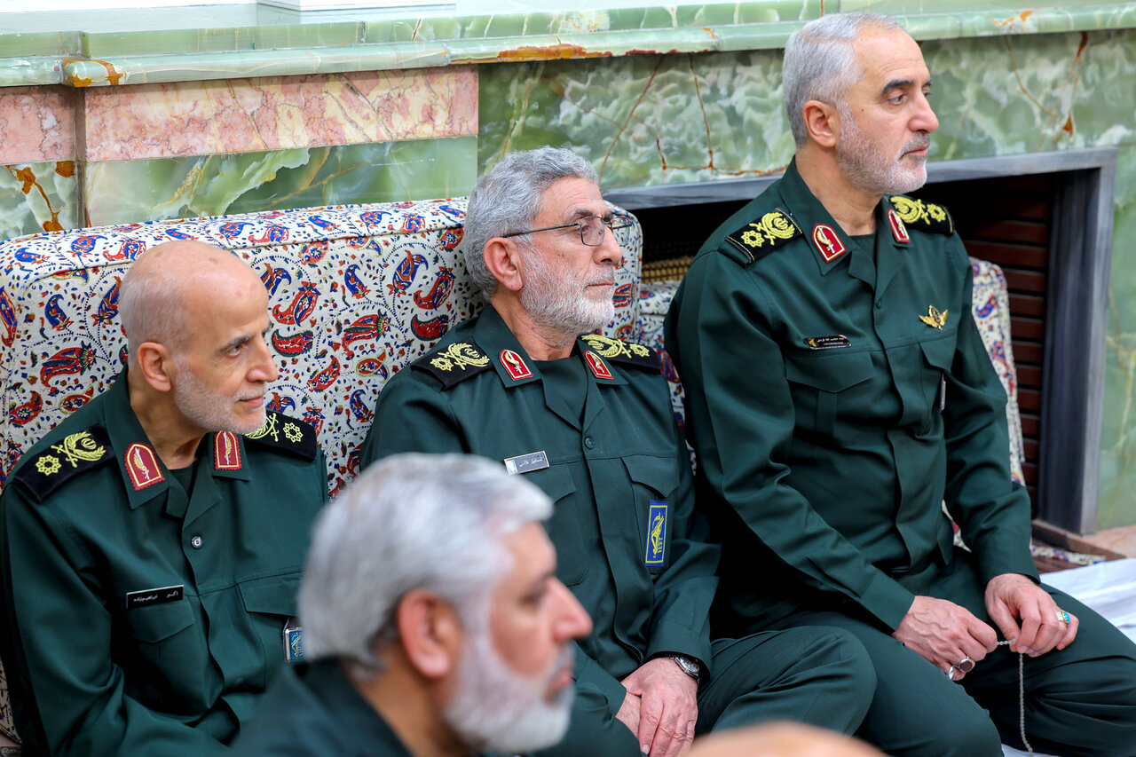 رهبر انقلاب در دیدار فرماندهان: دشمن از پیشرفت‌های ایران کلافه و عصبی است
