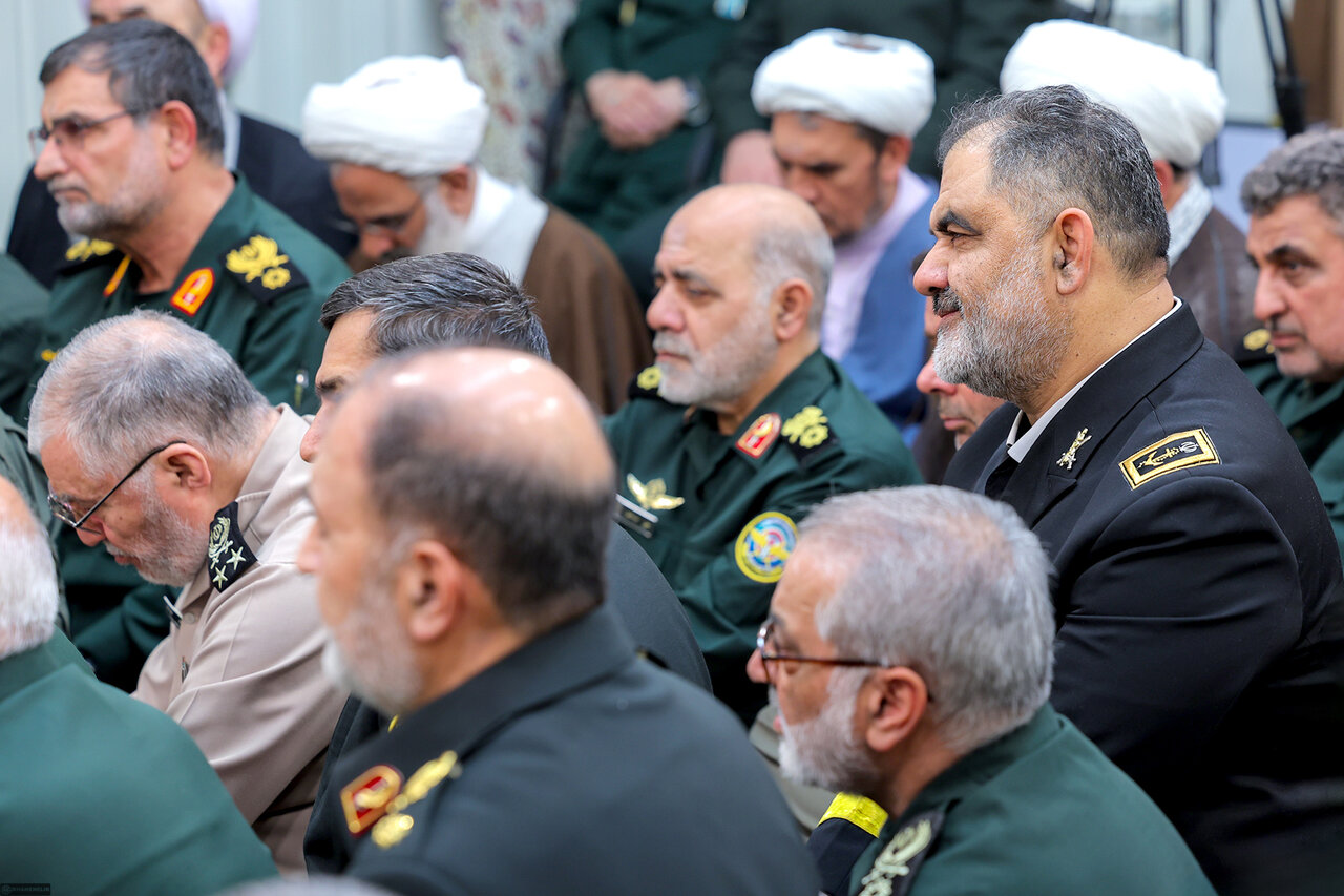 رهبر انقلاب در دیدار فرماندهان: دشمن از پیشرفت‌های ایران کلافه و عصبی است