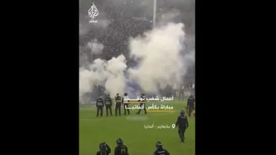 ورود اسب ها و نظامیان به زمین فوتبال! + ویدئو | تصاویری از درگیری‌ آلمانی ها در ورزشگاه